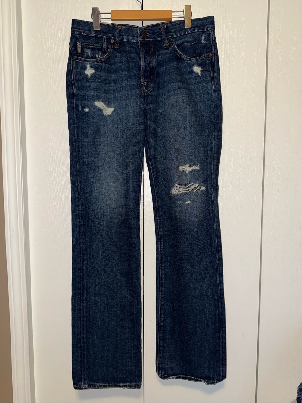 Abercrombie & Fitch The Classic Straight Distressed Jeans